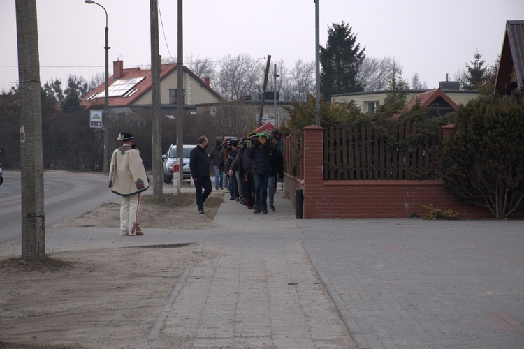 Górale z Gdańska ustawili wielkanocną palmę przy kościele w Jasieniu