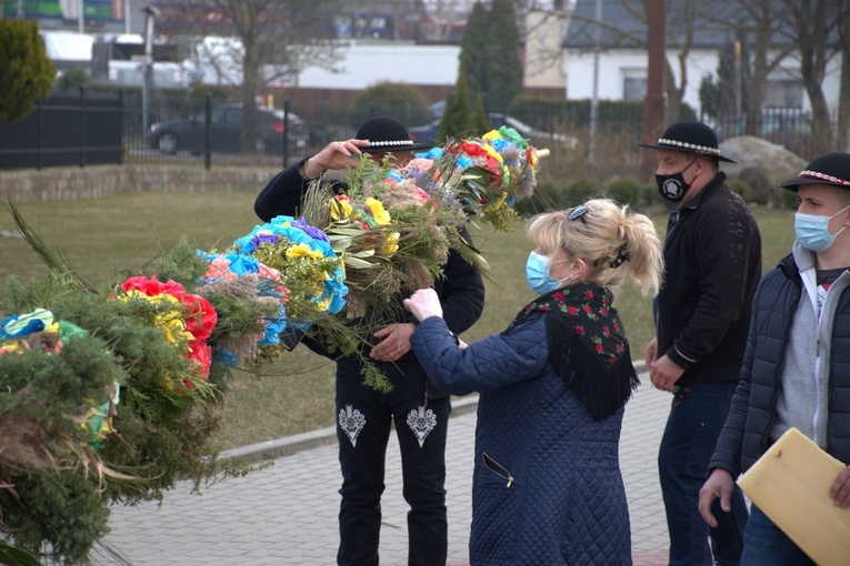 Górale z Gdańska ustawili wielkanocną palmę przy kościele w Jasieniu