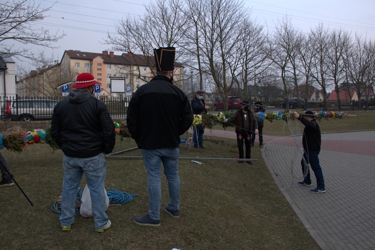 Górale z Gdańska ustawili wielkanocną palmę przy kościele w Jasieniu