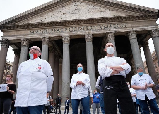 Rzymscy restauratorzy protestują pod Panteonem.