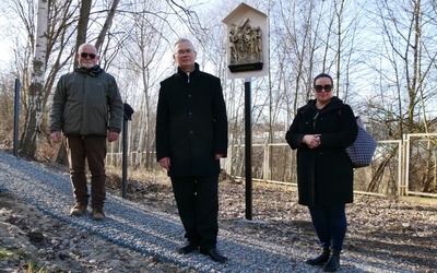 - Na tym terenie panuje niepowtarzalny, wyjątkowy klimat; jest on oddzielony od miasta i całego jego zgiełku - mówi ks. Andrzej Bemowski (w środku).