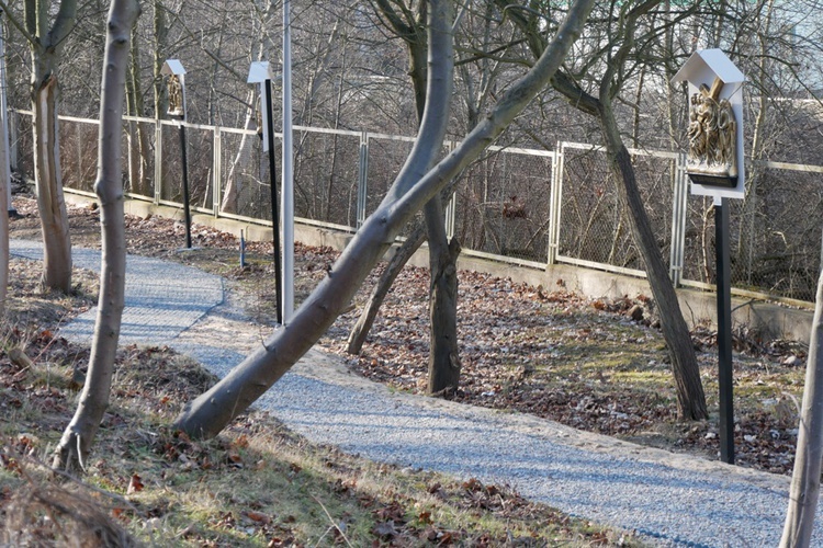 Kalwaryjska dróżka przy gdańskiej świątyni