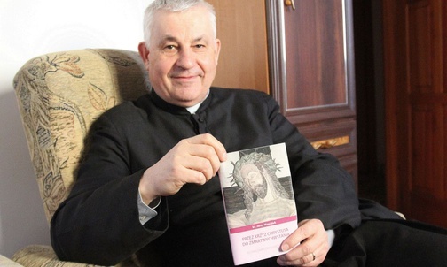 Ks. kan. Jerzy Musiałek ze zbiorem swoich rozważań Drogi Krzyżowej.