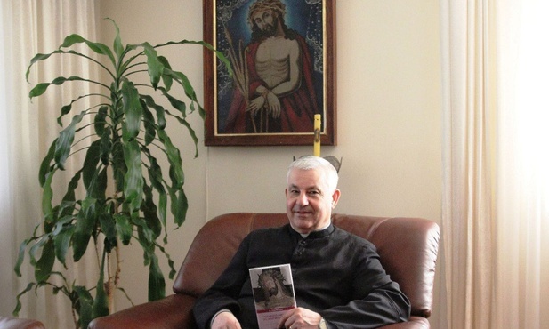 Ks. kan. Jerzy Musiałek ze zbiorem swoich rozważań Drogi Krzyżowej.