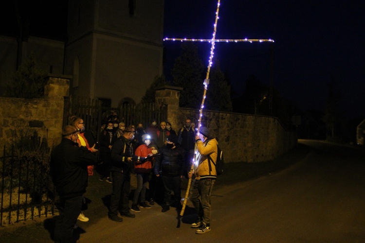 Nocna droga krzyżowa w Zbylutowie