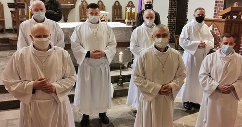 Siedmiu wspaniałych. Dorośli ministranci z Wałcza