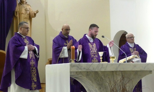 Duszpasterze, którzy sprawowali Eucharystię przed EDK rejonu Bielsko-Biała Beskidy.