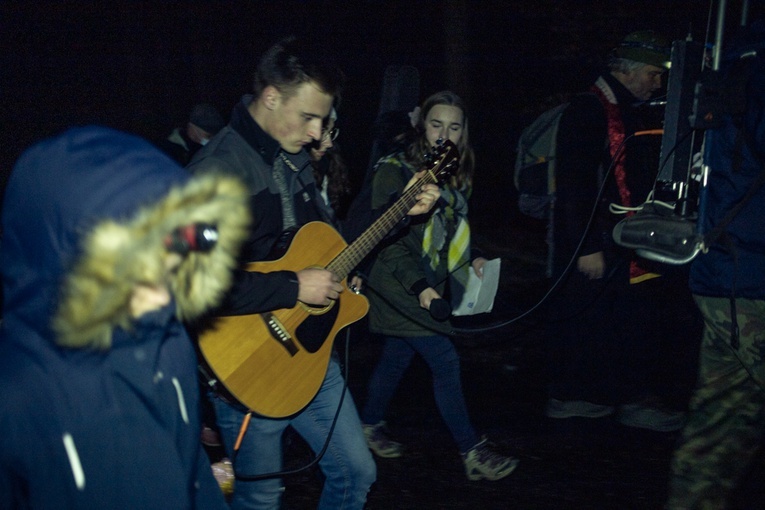 Z krzyżem z Tąpadeł na Ślęże