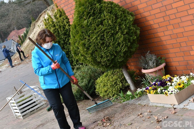 Przdświąteczne porządki przy kościele 