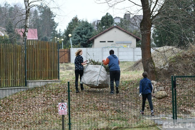 Przdświąteczne porządki przy kościele 