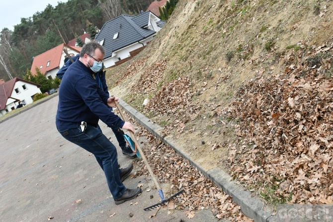 Przdświąteczne porządki przy kościele 