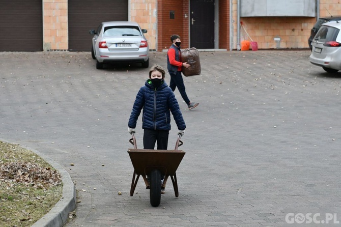 Przdświąteczne porządki przy kościele 