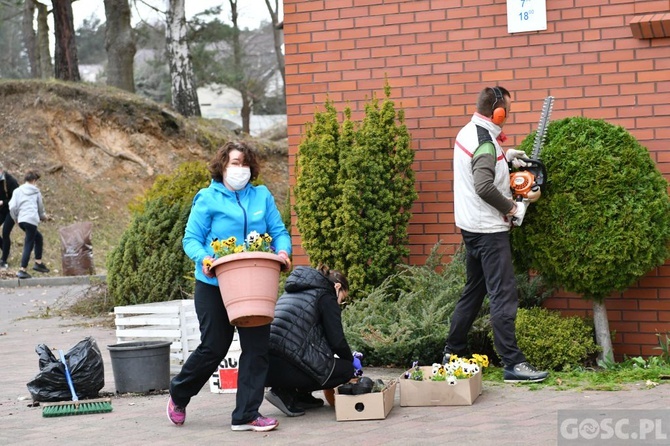 Przdświąteczne porządki przy kościele 