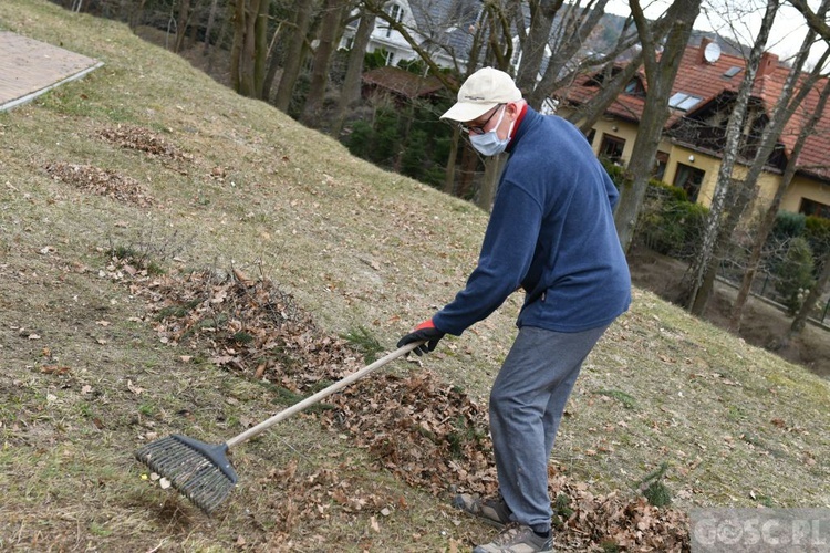 Przdświąteczne porządki przy kościele 