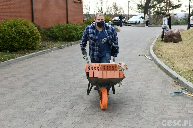 Przdświąteczne porządki przy kościele 