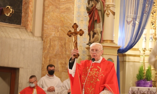 Wyruszających na szlaki EDK ks. prał. Stanisław Czernik błogosławił krzyżem z Ziemi Świętej.