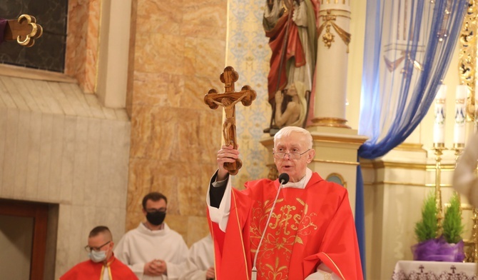 Wyruszających na szlaki EDK ks. prał. Stanisław Czernik błogosławił krzyżem z Ziemi Świętej.