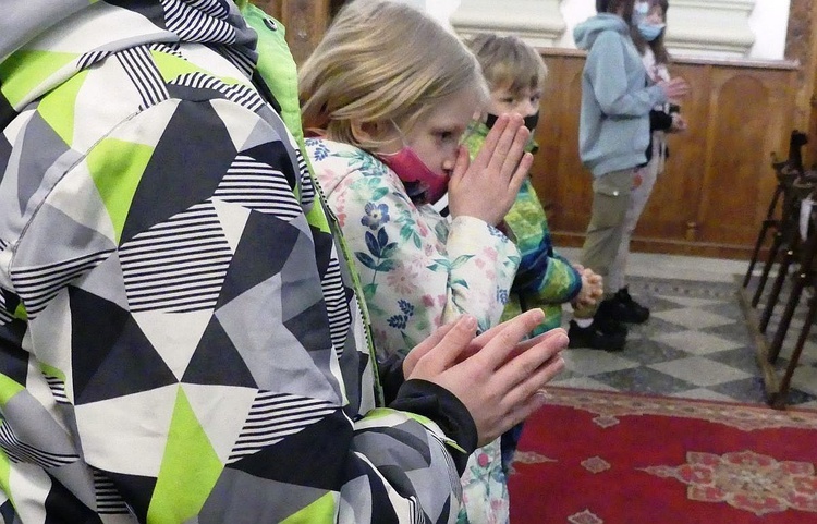 Dzieci podczas spotkania ewaneglizacyjnego w Białej.
