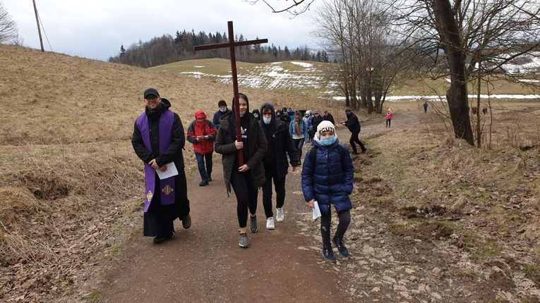 Z krzyżem na Chełmiec