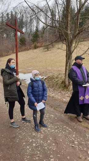 Z krzyżem na Chełmiec