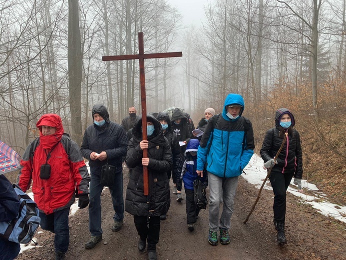 Z krzyżem na Chełmiec