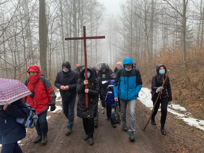 Z krzyżem na Chełmiec