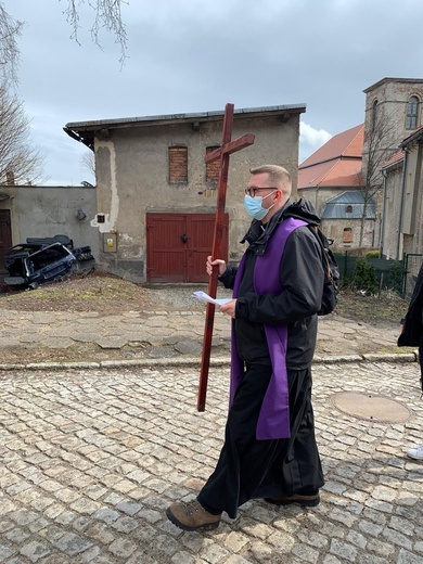 Z krzyżem na Chełmiec