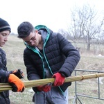 Rodzina Leszczyńskich z Lipnicy Dolnej szykuje palmę