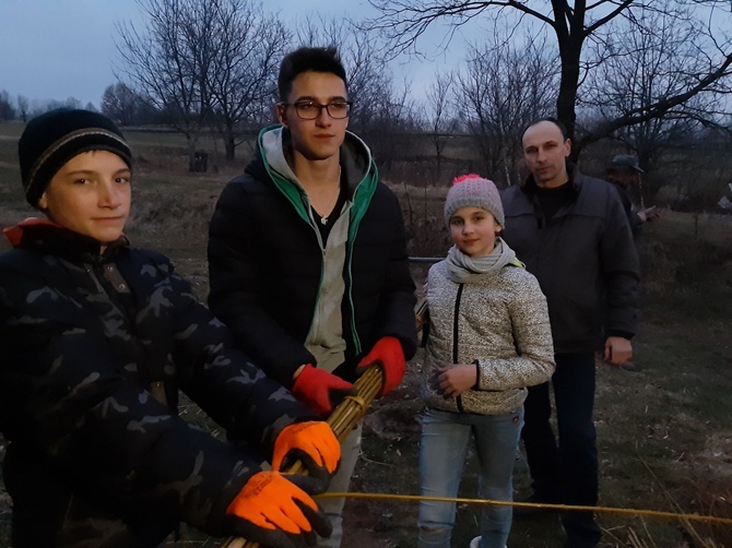 Rodzina Leszczyńskich z Lipnicy Dolnej szykuje palmę