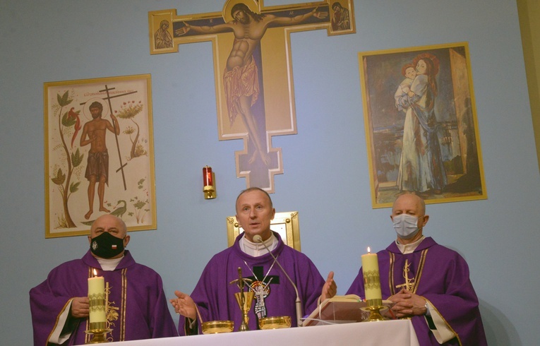 Msza św. pod przewodnictwem ordynariusza radomskiego w nowo poświęconej kaplicy. Z lewej obraz św. Dyzmy, Dobrego Łotra.