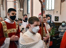 Bp Dajczak przewodniczy Mszy św. w Niedzielę Palmową w koszalińskiej katedrze.