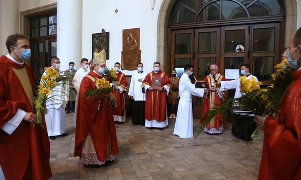 Abp Skworc w Niedzielę Palmową: Bóg ze śmierci czyni nowe życie