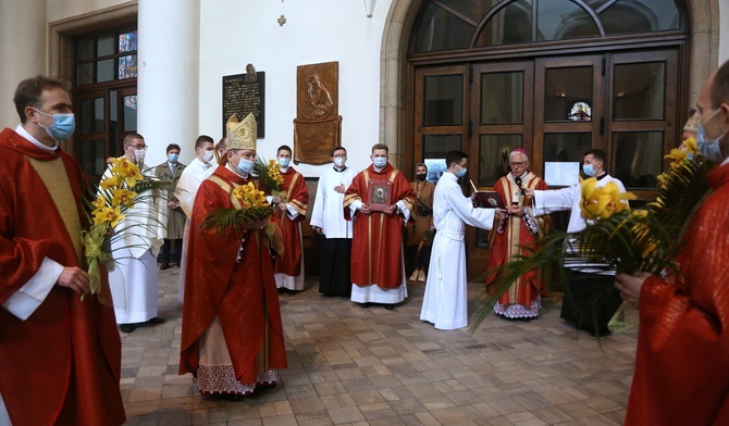 Abp Skworc w Niedzielę Palmową: Bóg ze śmierci czyni nowe życie