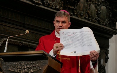 Bp Zbigniew Zieliński odczytał bullę papieską.