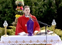 Ks. Paweł Wróblewski w czasie celebracji Mszy św. w Niedzielę Palmową.