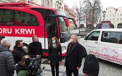 Dzięki busowi uda się ominąć problem wielu ochotników – jak dostać się do stacji krwiodawstwa w Wałbrzychu.