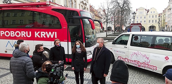 Dzięki busowi uda się ominąć problem wielu ochotników – jak dostać się do stacji krwiodawstwa w Wałbrzychu.