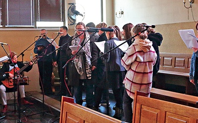 ▲	Muzycy i młodzież z elbląskiej parafii „nad Jarem” starają się wiernych regularnie zapraszać na to nabożeństwo.
