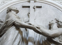 ▲	Zmartwychwstanie staje się doświadczeniem ludzi, którzy naprawdę zaczynają wierzyć w Boga. Na zdjęciu: apoteoza krzyża i dwaj synowie wieszcza Zygmunta Krasińskiego, którzy w geście braterskiej solidarności obejmują krzyż. XIX-wieczna płaskorzeźba w kościele w Opinogórze k. Ciechanowa.