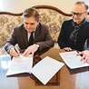 ▲	Umowę podpisali (od lewej): Leszek Ruszczyk i prof. dr hab. Sławomir Bukowski.