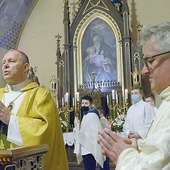 ▲	Eucharystią pod przewodnictwem biskupa pomocniczego diecezji zainaugurowano obchody. Z prawej proboszcz ks. kan. Andrzej Margas.