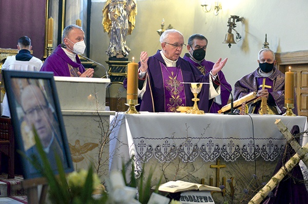 ▲	Pogrzebowej Mszy św. przewodniczył abp Wacław Depo, kolega z rocznika święceń. Z metropolitą częstochowskim Eucharystię celebrował bp Marek Solarczyk (z lewej). 