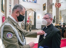 ▲	Ksiądz Dariusz Konieczny otrzymał Krzyż XXX-lecia Ordynariatu Polowego.