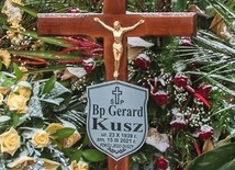 ▲	Krzyż na grobie śp. bp. Gerarda Kusza w Dziergowicach.