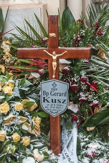 ▲	Krzyż na grobie śp. bp. Gerarda Kusza w Dziergowicach.