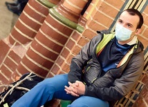 ▼	Wśród niezbędnych atrybutów poza plecakiem i ciepłymi ubraniami był drewniany krzyż.