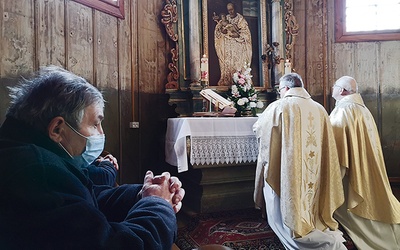 Modlitwa przy ołtarzu świętego.