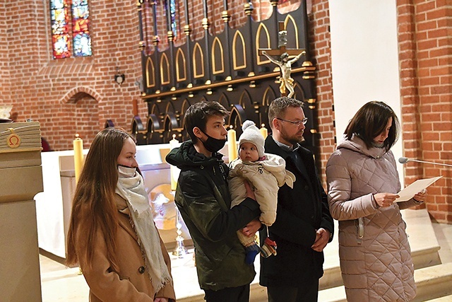 Andrzej i Izabela Jasińscy ze swoimi dziećmi podczas Drogi Krzyżowej na inauguracji Roku Rodziny.