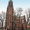 Świątynię wzniesiono w stylu neogotyckim.