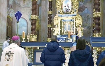 Na zakończenie przedstawiciele młodzieży z biskupem zawierzyli Matce Bożej czas egzaminów i podejmowania życiowych wyborów.